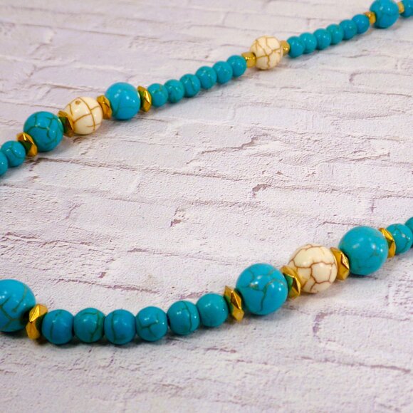 Turquoise and white stone bead necklace mixed with small gold beads. - Picture 10 of 12